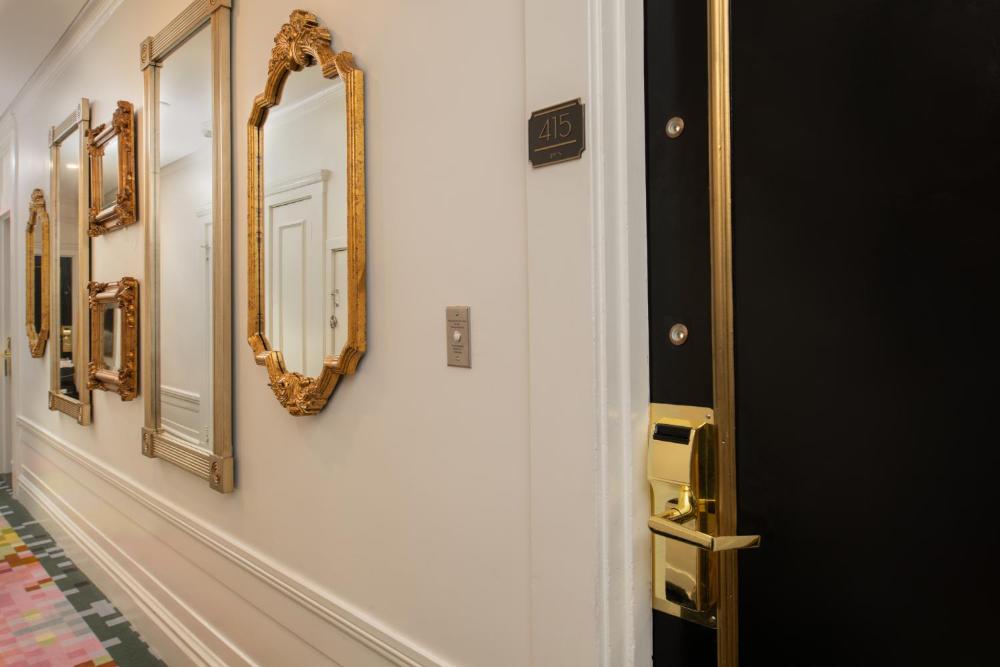 Persona Queen Mobility Accessible w/Roll-in Shower & Comm. Features interior